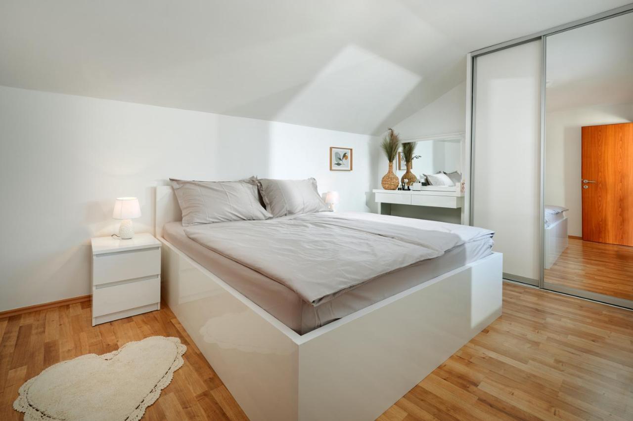 Modern & Spacious Rooftop Apartment With Natual Sunlight Split Eksteriør billede
